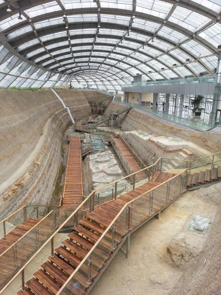 朝阳鸟化石国家地质公园地质长廊剖面挖掘工程